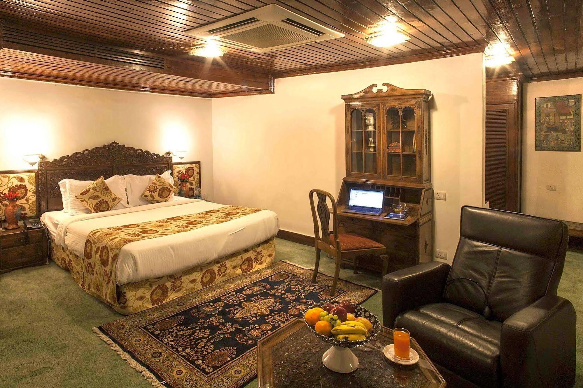 Senator Pine N Peak Hotel Pahalgam Luaran gambar